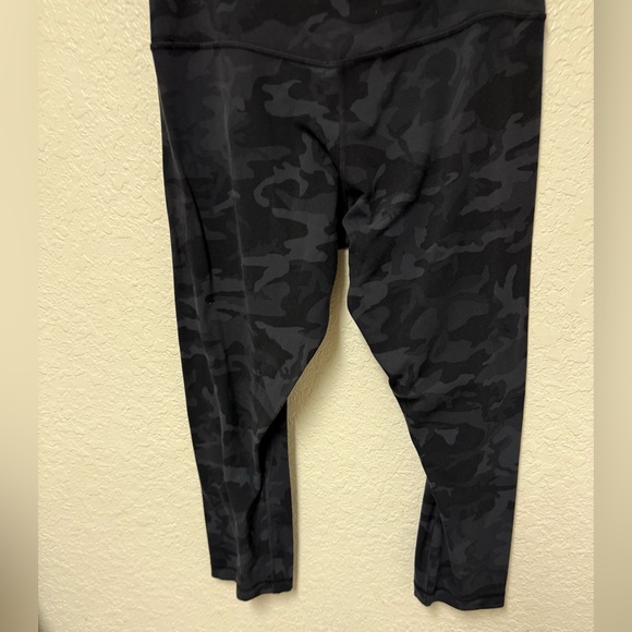 🍋 LULULEMON Align Crop *21" Black Camouflage Leggings Size 10 - Picture 9 of 14